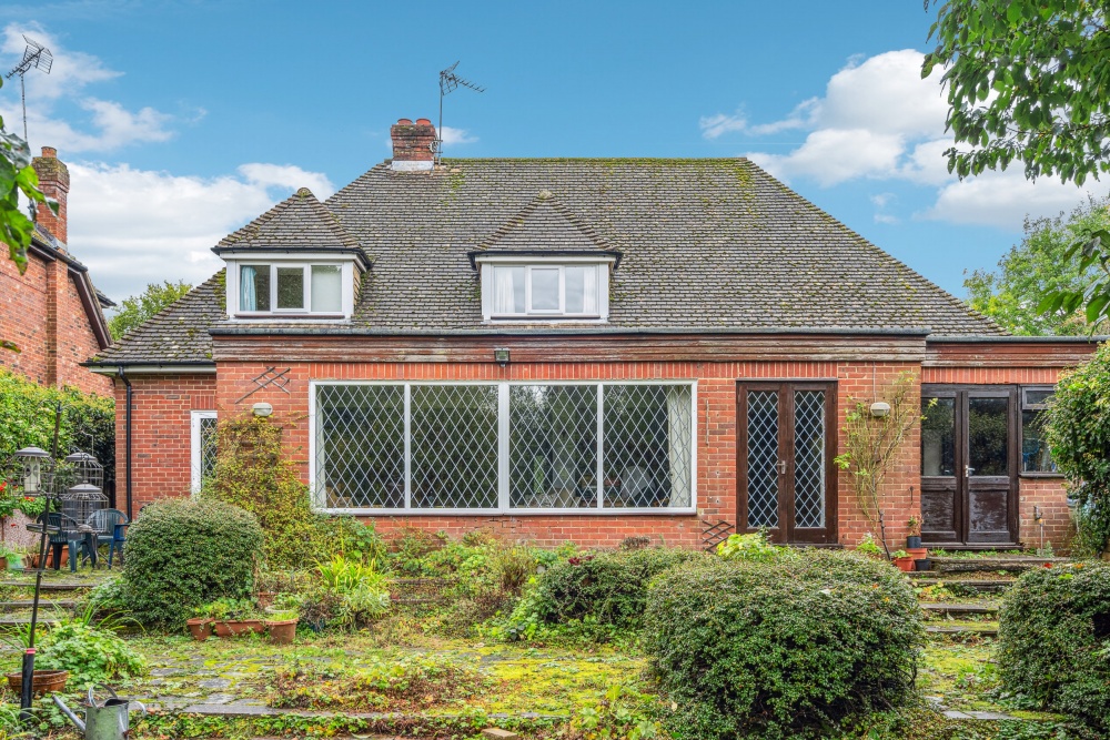 House for sale with 3 bedrooms, Holywell Road, Studham Fine & Country