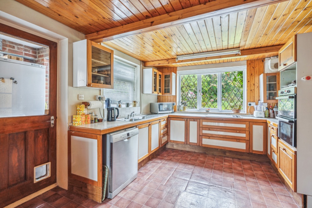 House for sale with 3 bedrooms, Holywell Road, Studham Fine & Country