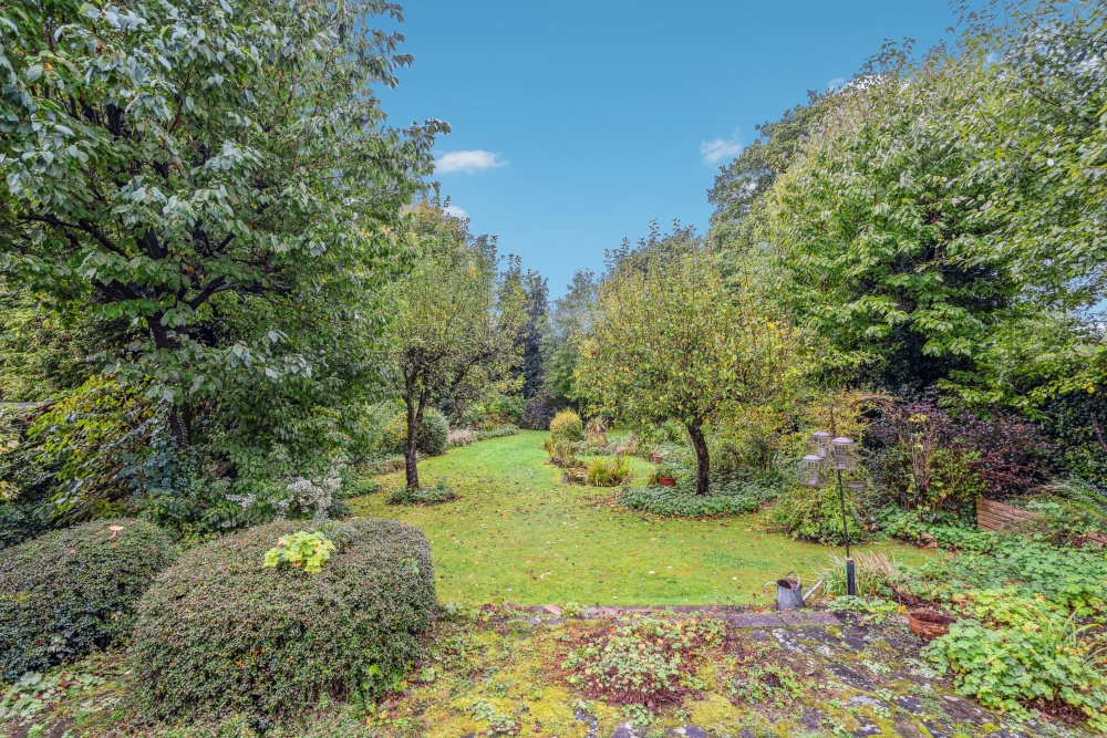 House for sale with 3 bedrooms, Holywell Road, Studham Fine & Country