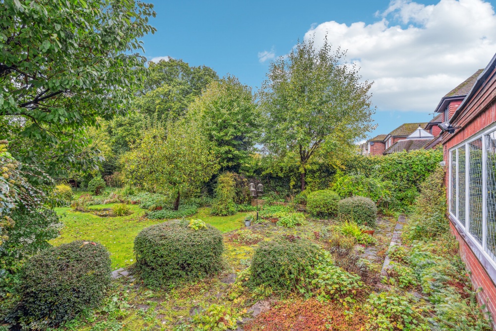 House for sale with 3 bedrooms, Holywell Road, Studham Fine & Country