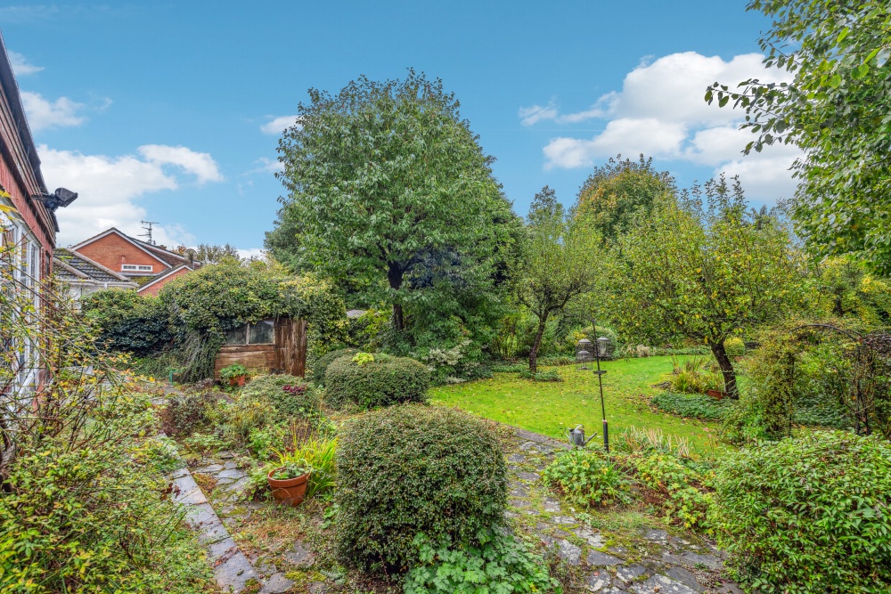 House for sale with 3 bedrooms, Holywell Road, Studham Fine & Country