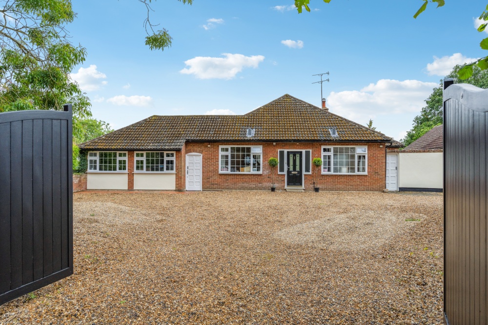 Chalet for sale with 3 bedrooms, Old Watling Street, Flamstead Fine