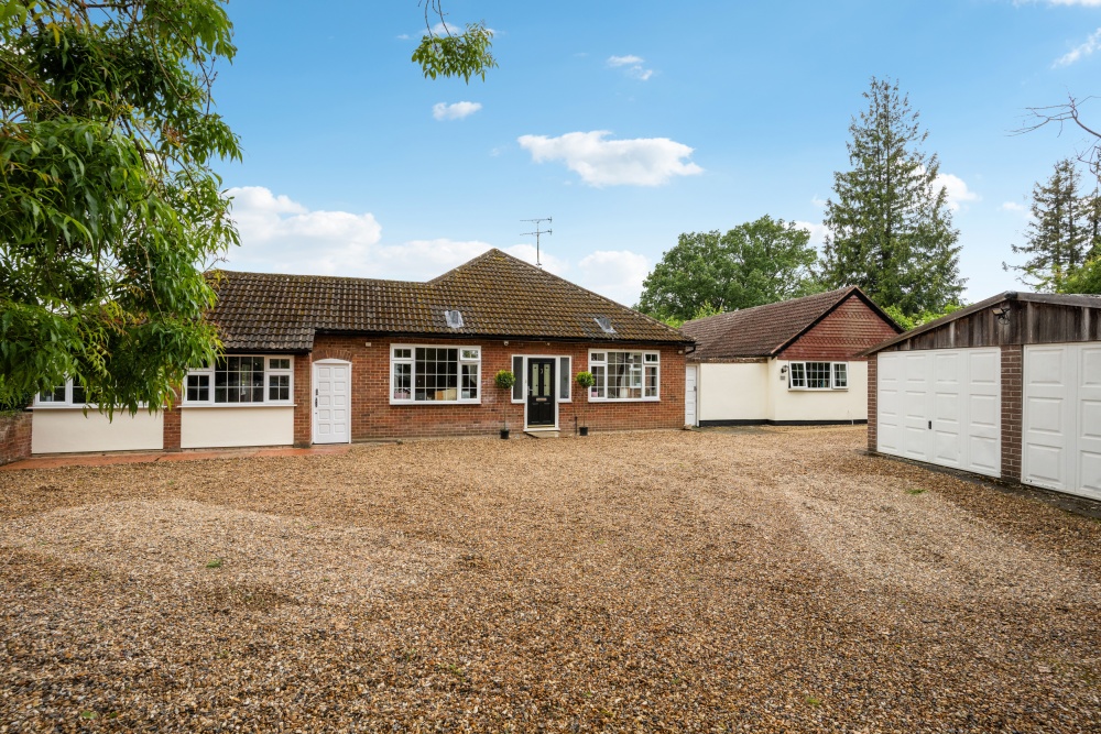 Chalet for sale with 3 bedrooms, Old Watling Street, Flamstead Fine