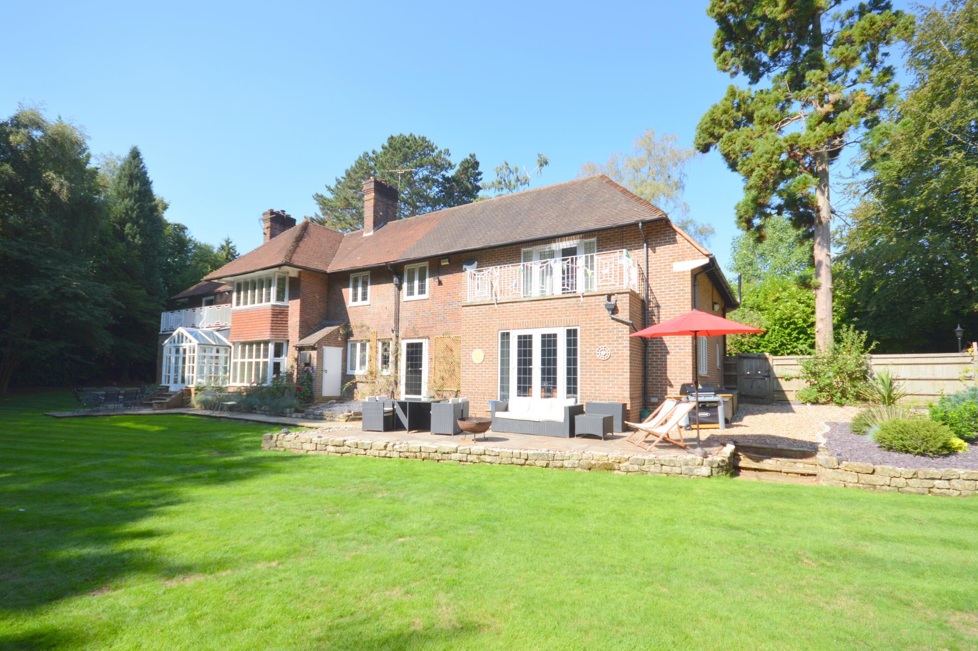 6 bedroom Detached House for sale in Kingswood