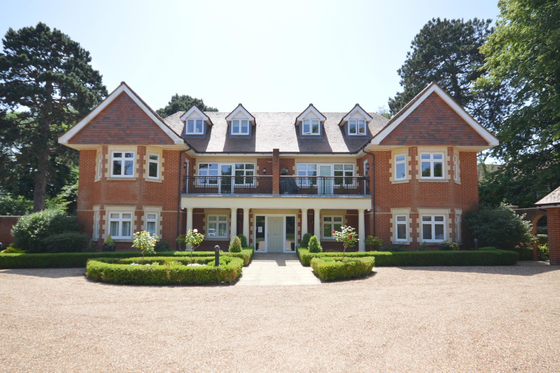 2 bedroom Ground Flat for sale in Kingswood