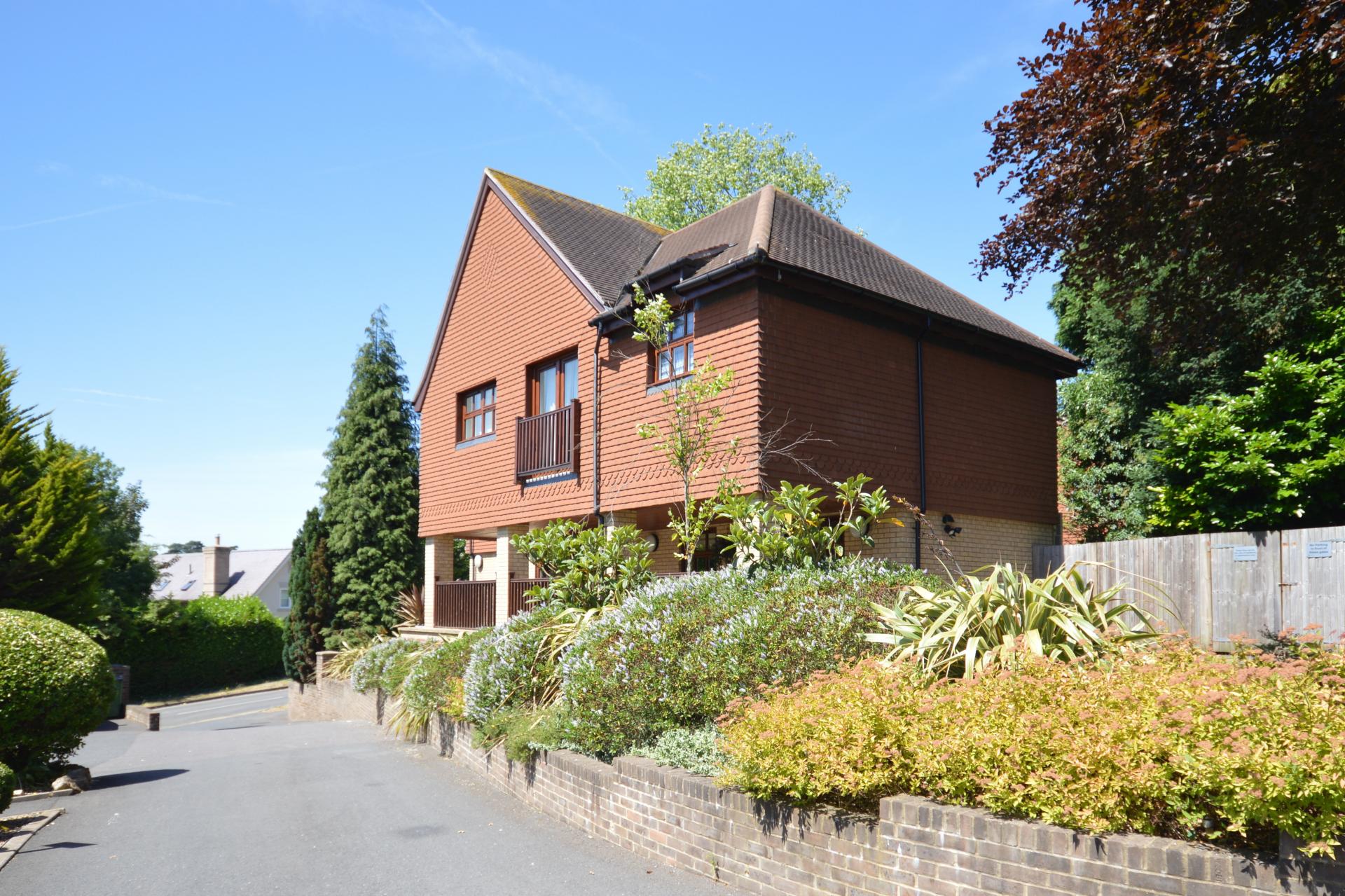 2 bedroom Flat for sale in Kingswood