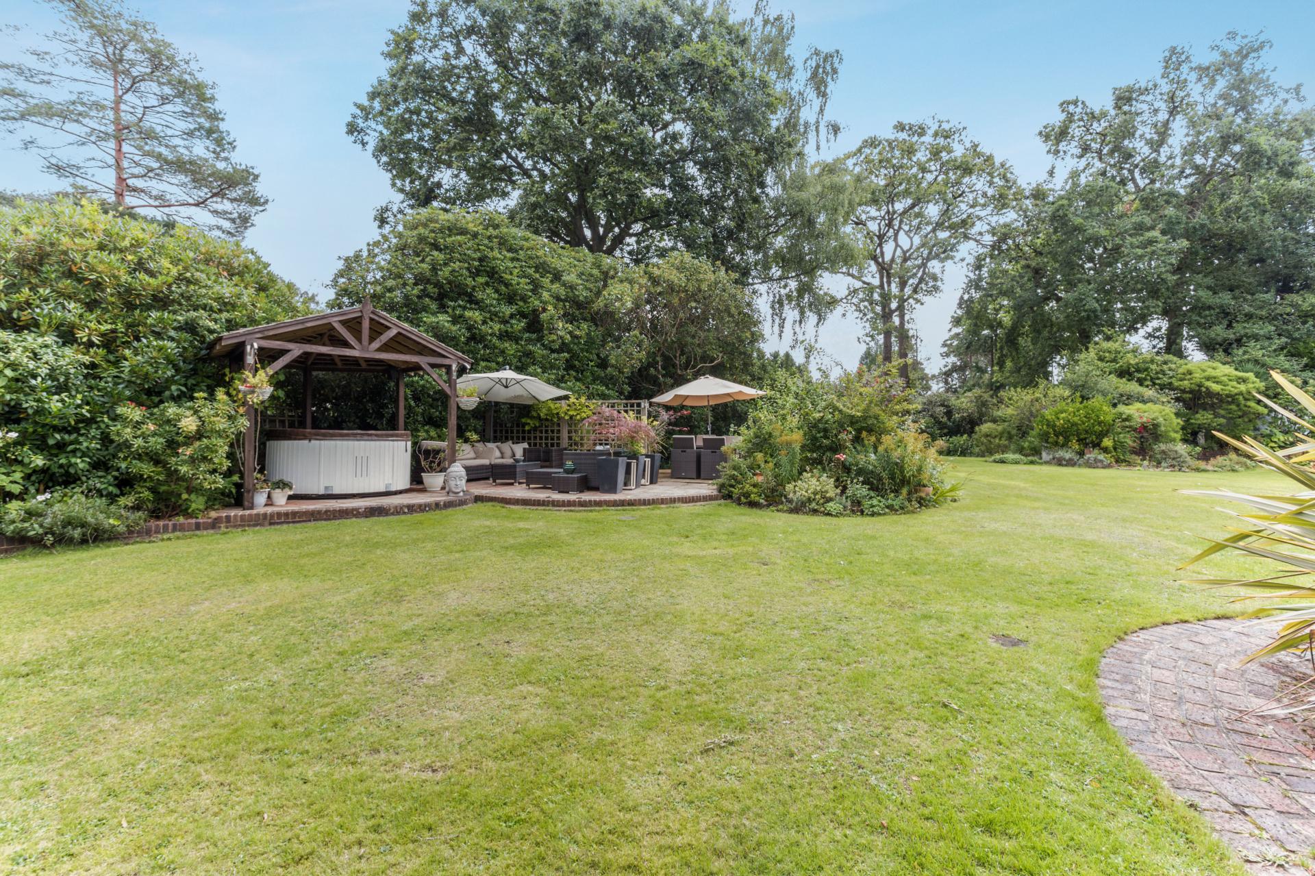 8 bedroom Detached House for sale in Kingswood