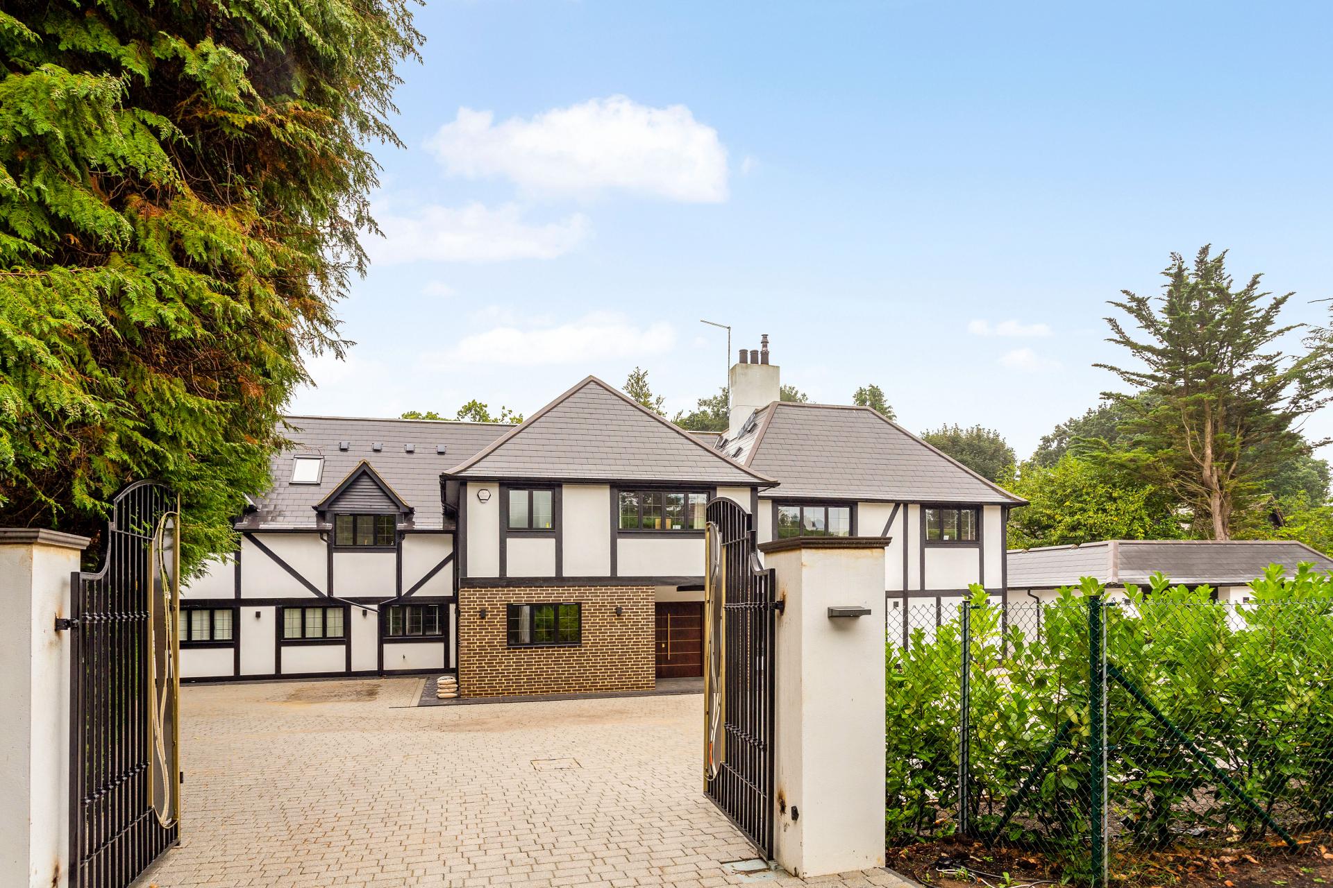 Detached House for sale with 6 bedrooms, Beeches Close, Kingswood