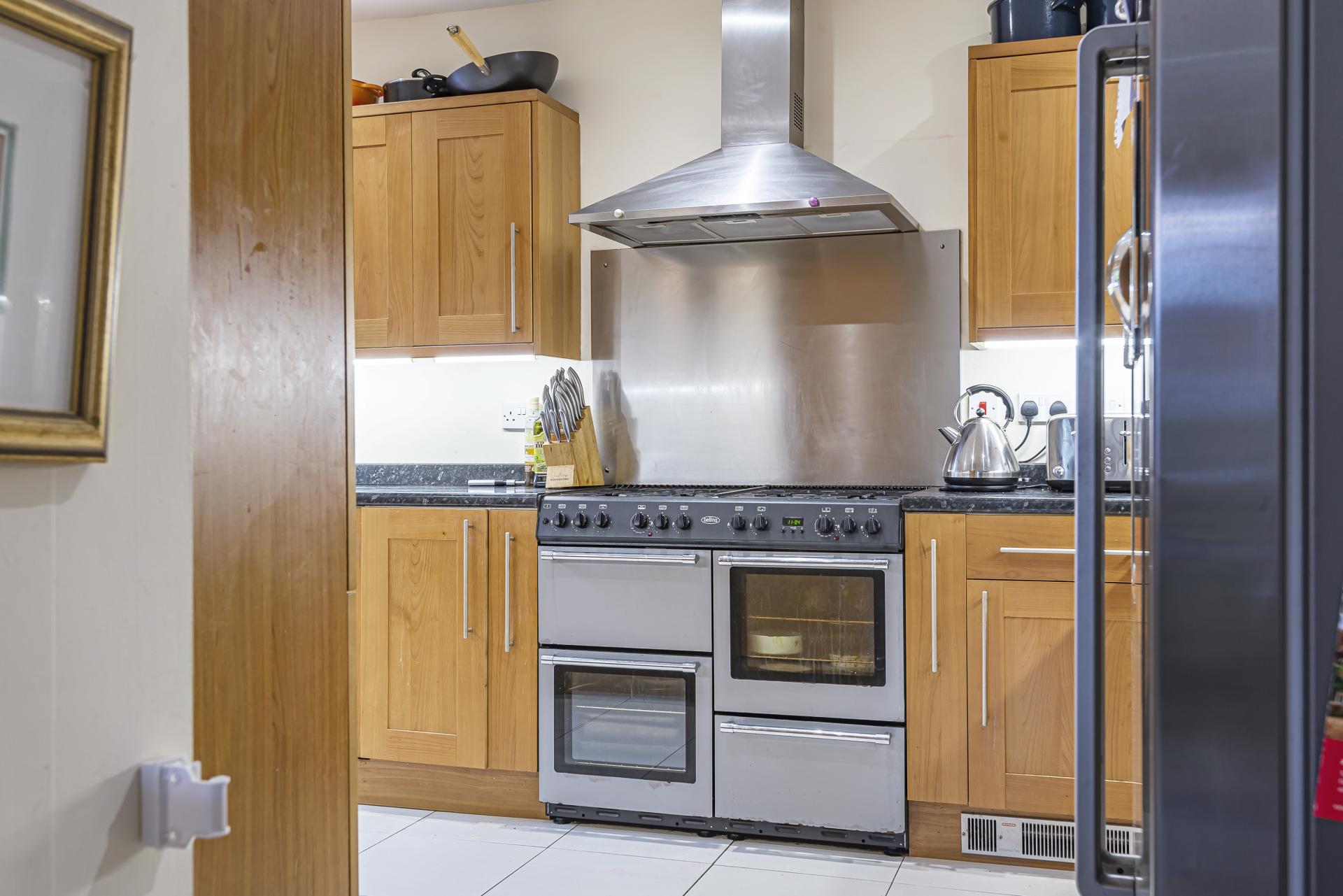 Detached House for sale with 7 bedrooms, Warren Drive, Kingswood Fine