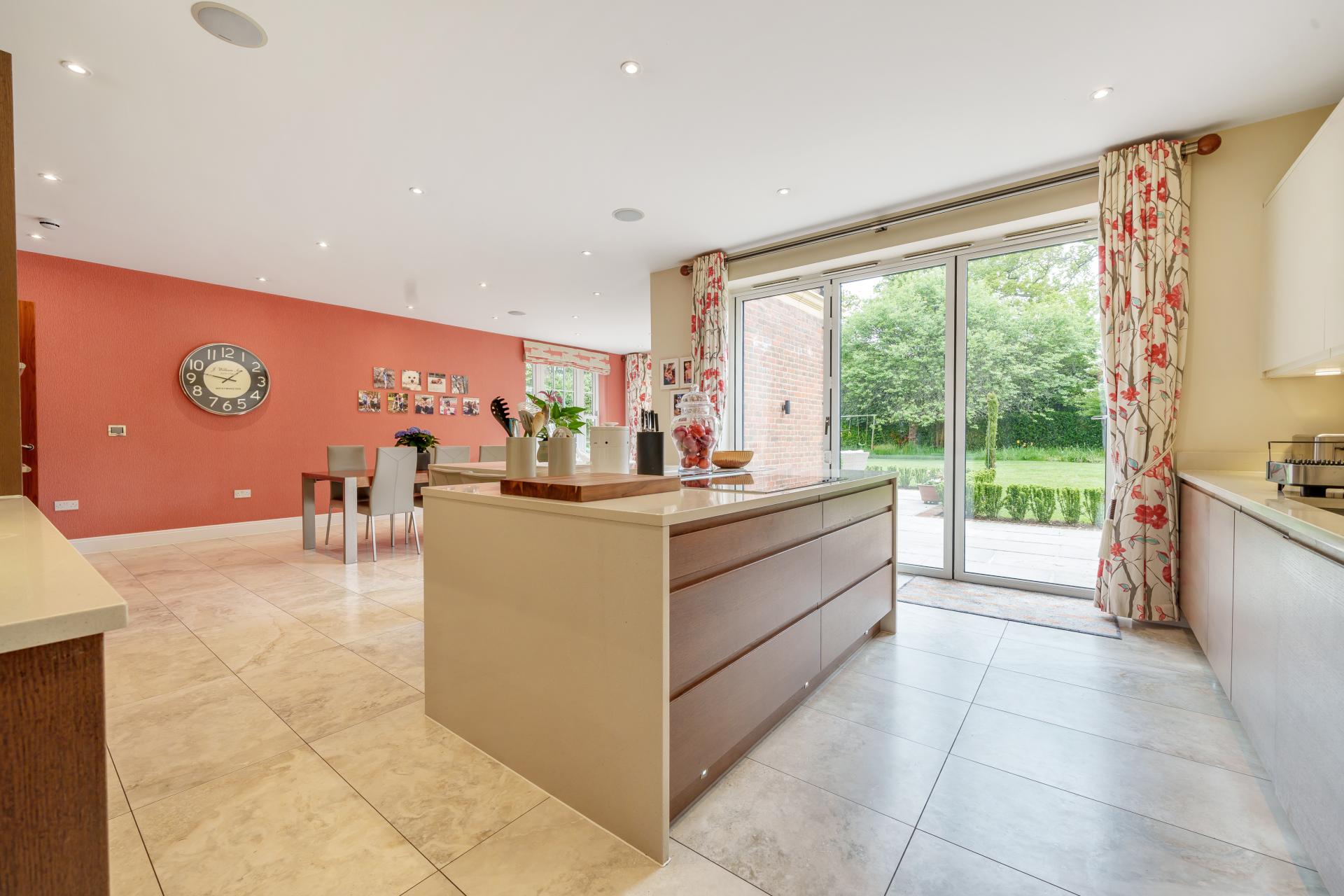 Detached House for sale with 7 bedrooms, Woodland Way, Kingswood Fine