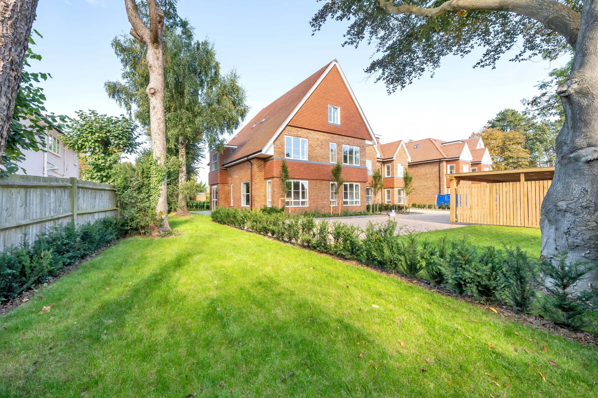 Apartment for sale with 2 bedrooms, Furze Hill, Kingswood Fine & Country