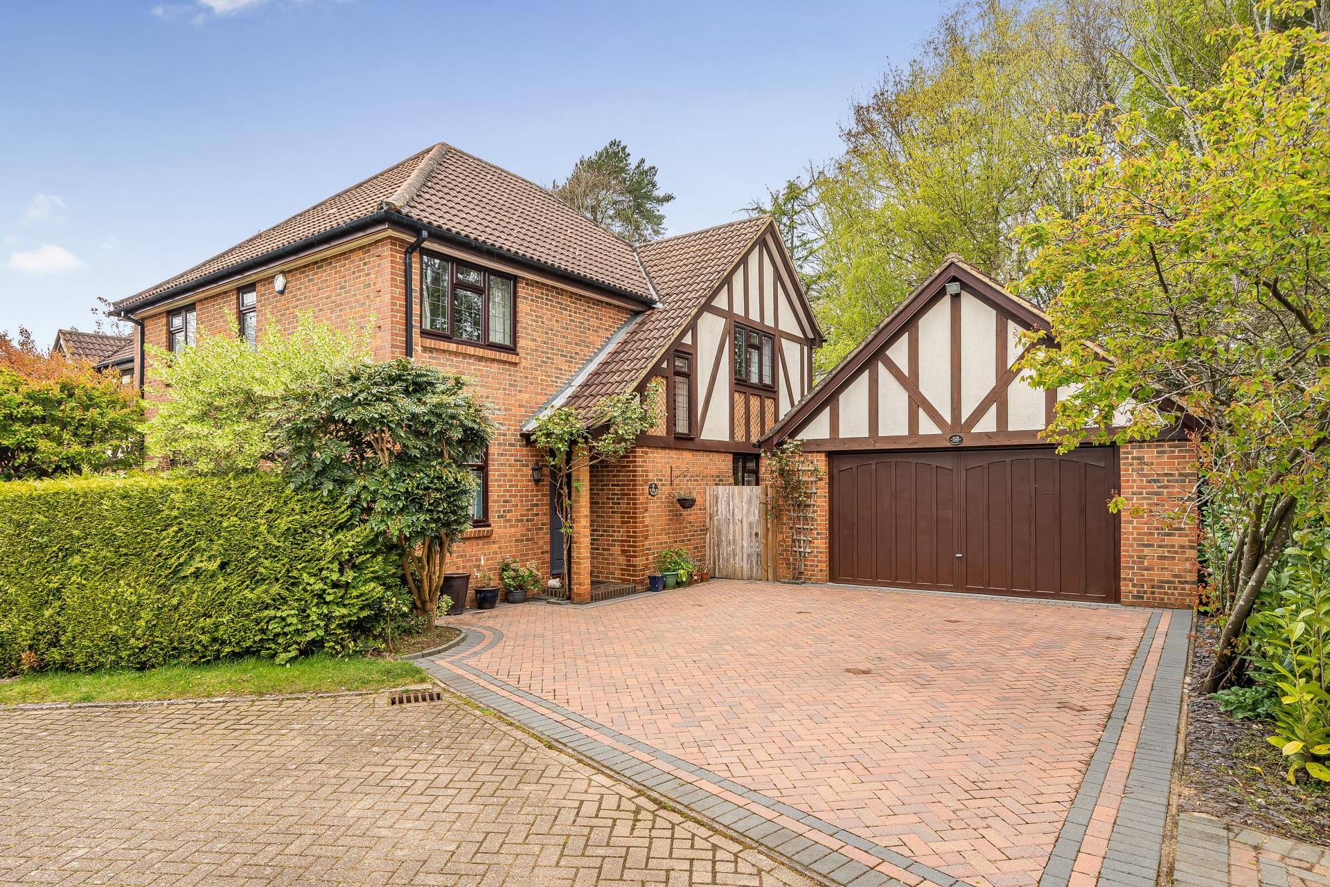 Link Detached House for sale with 4 bedrooms, Tadworth Park, Tadworth