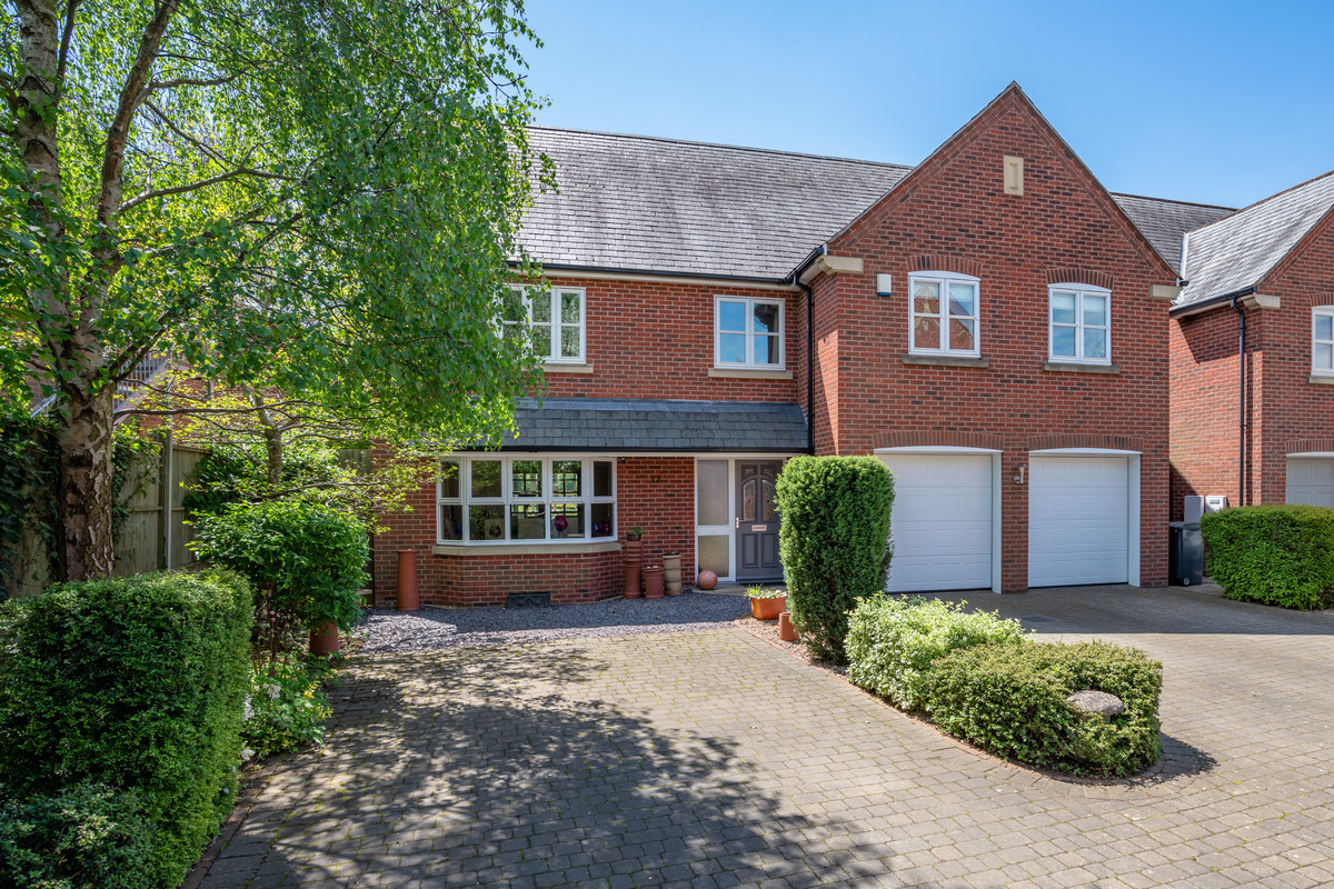 5 bedroom Detached House for sale in Leicester