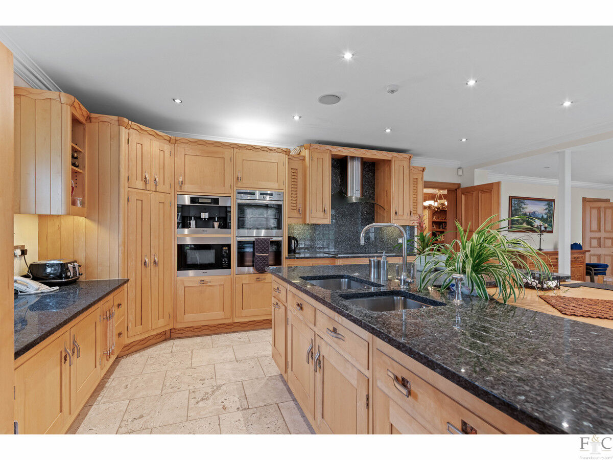Detached House for sale with 8 bedrooms, Arnesby Road, Shearsby Fine & Country