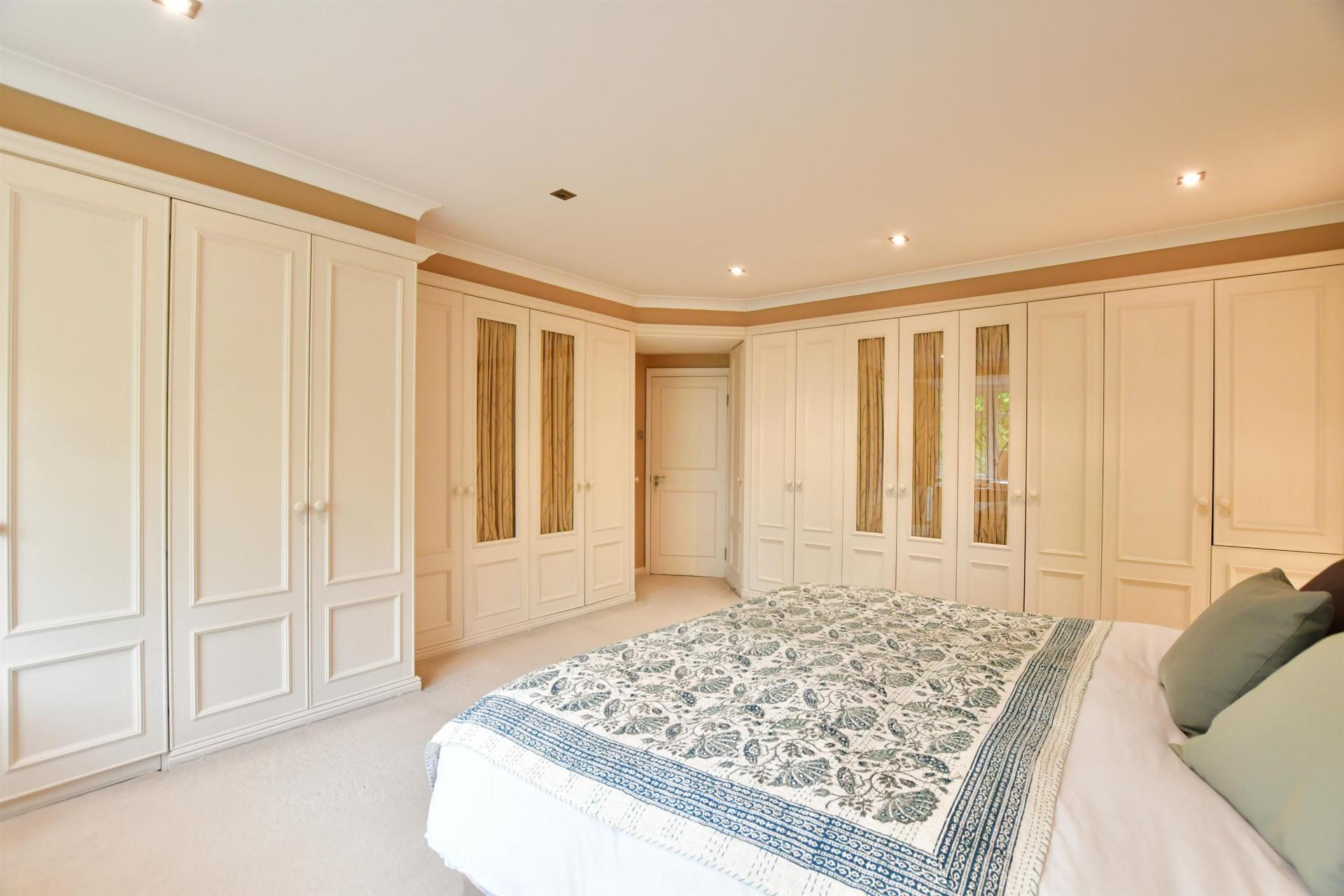 Detached House for sale with 6 bedrooms, Lee Grove, Chigwell Fine