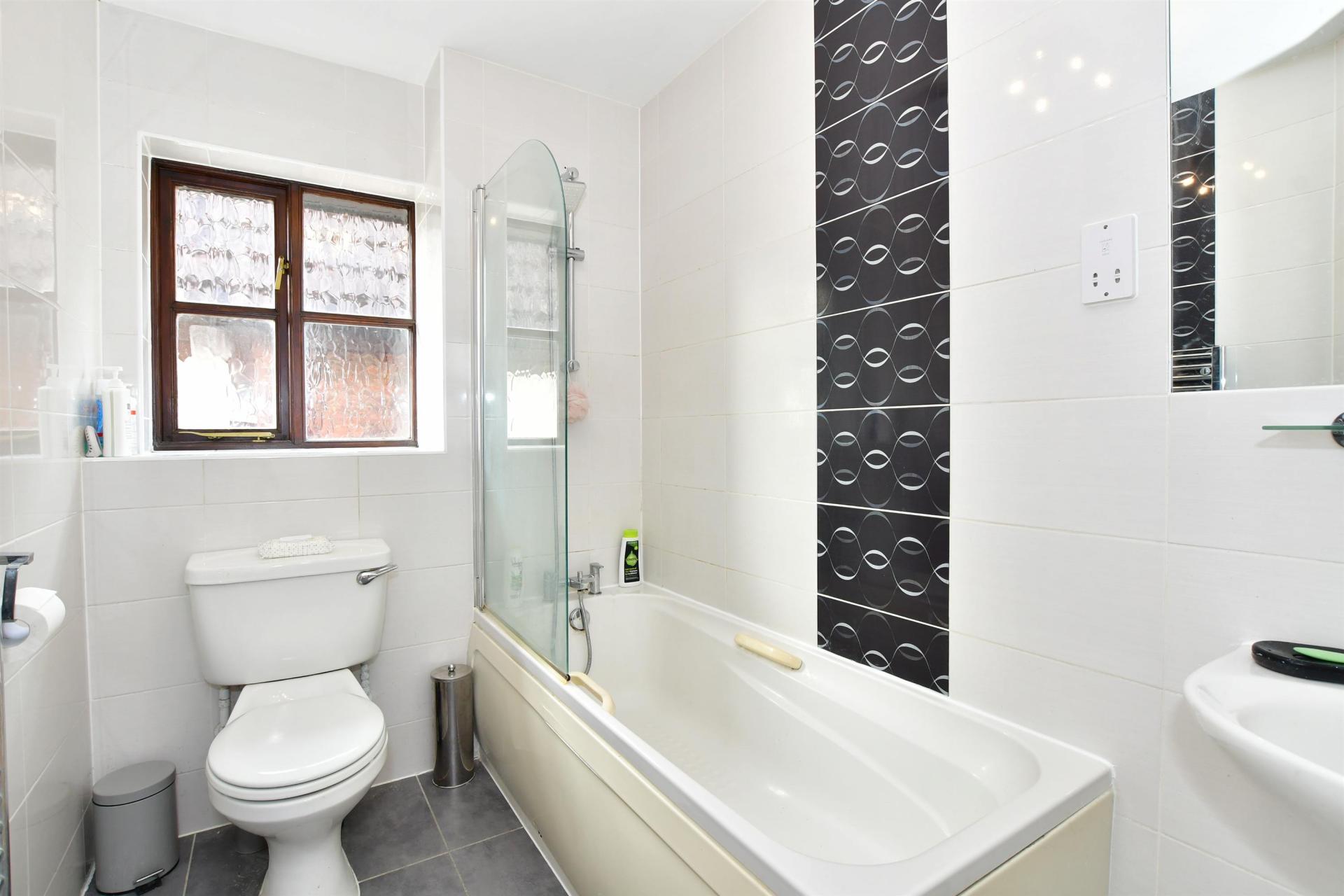 Detached House for sale with 4 bedrooms, High Road, Loughton Fine