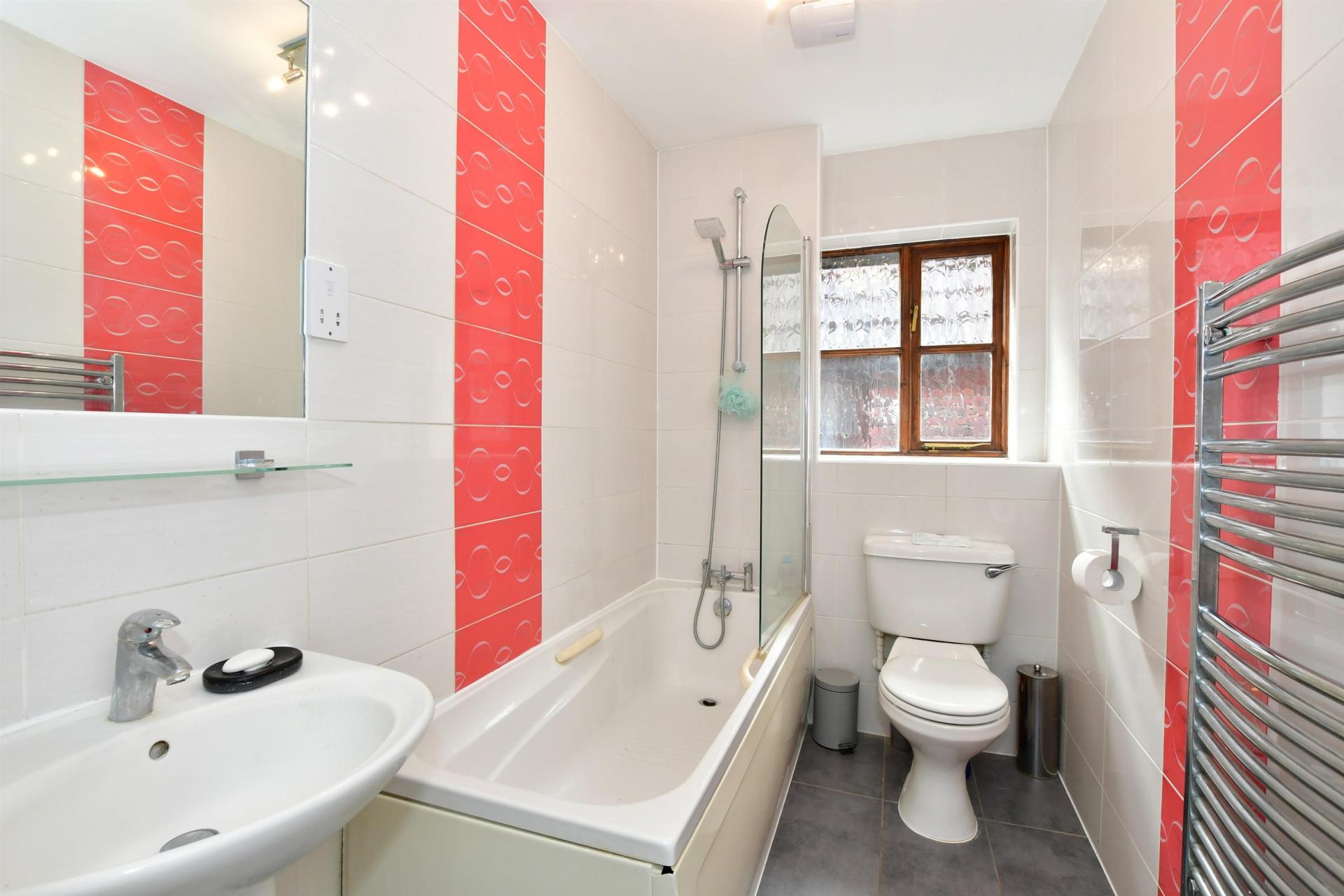 Detached House for sale with 4 bedrooms, High Road, Loughton Fine
