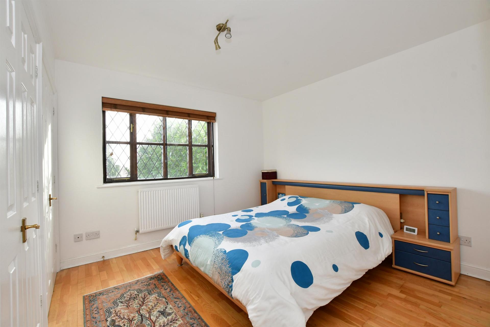 Detached House for sale with 4 bedrooms, High Road, Loughton Fine
