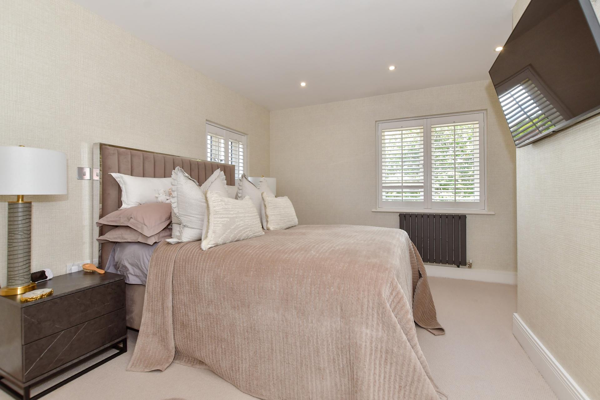 SemiDetached House for sale with 3 bedrooms, Station Road, Chigwell Fine & Country