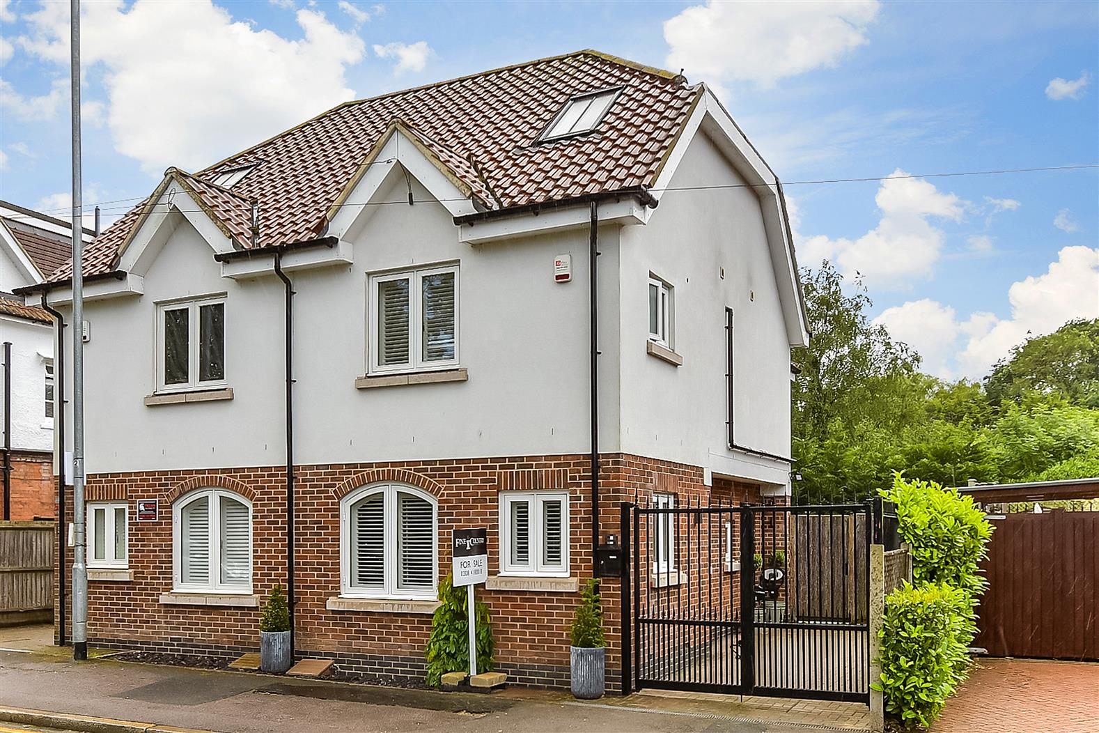 SemiDetached House for sale with 3 bedrooms, Station Road, Chigwell
