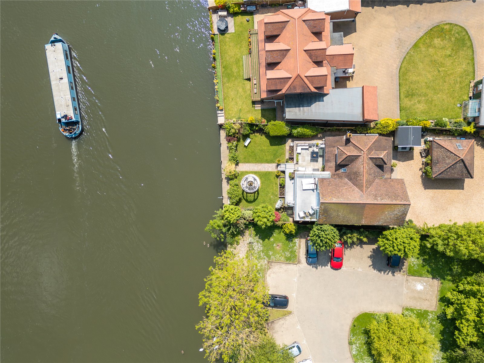 Detached House for sale with 4 bedrooms, Chertsey Lane, Staines Fine