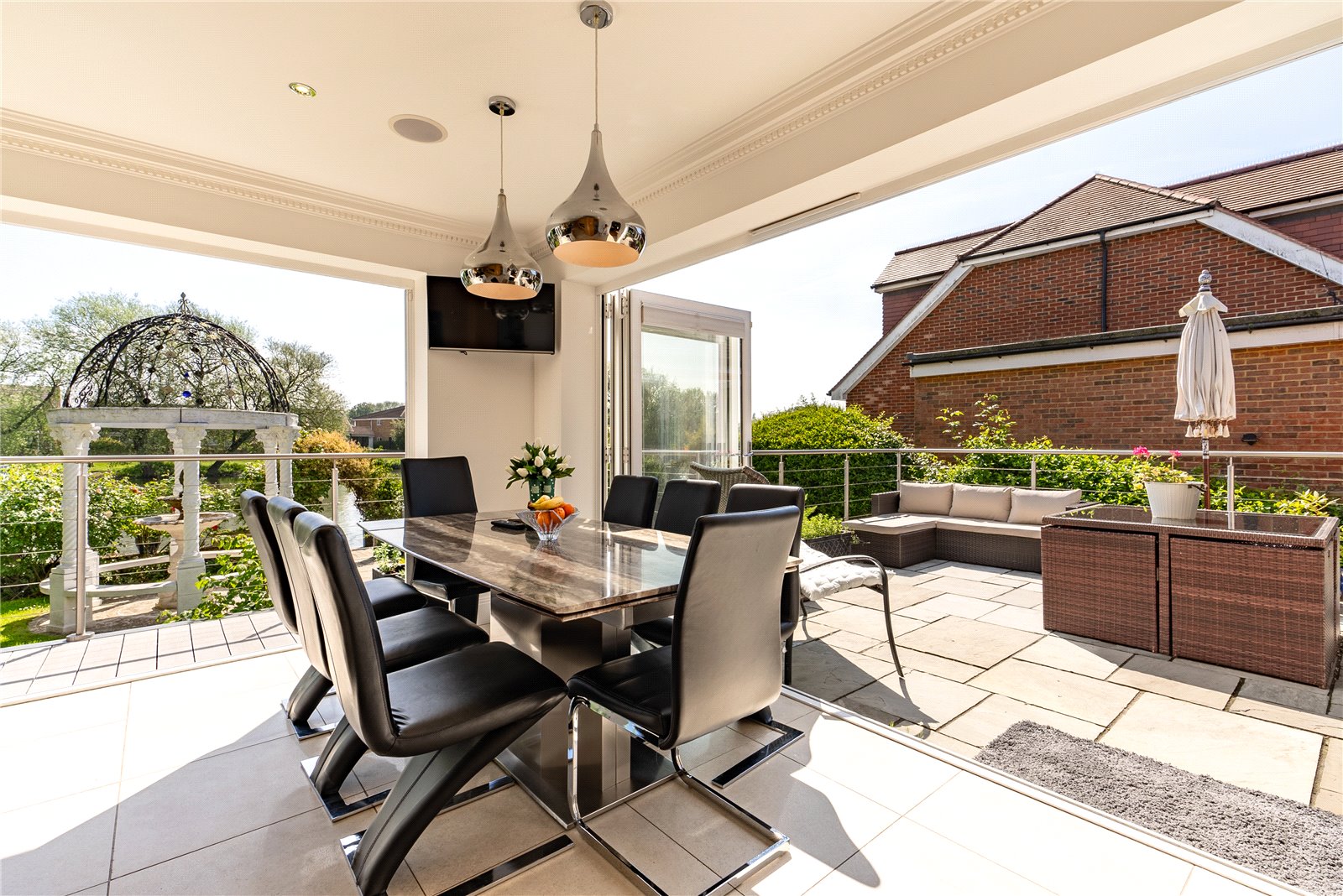 Detached House for sale with 4 bedrooms, Chertsey Lane, Staines Fine