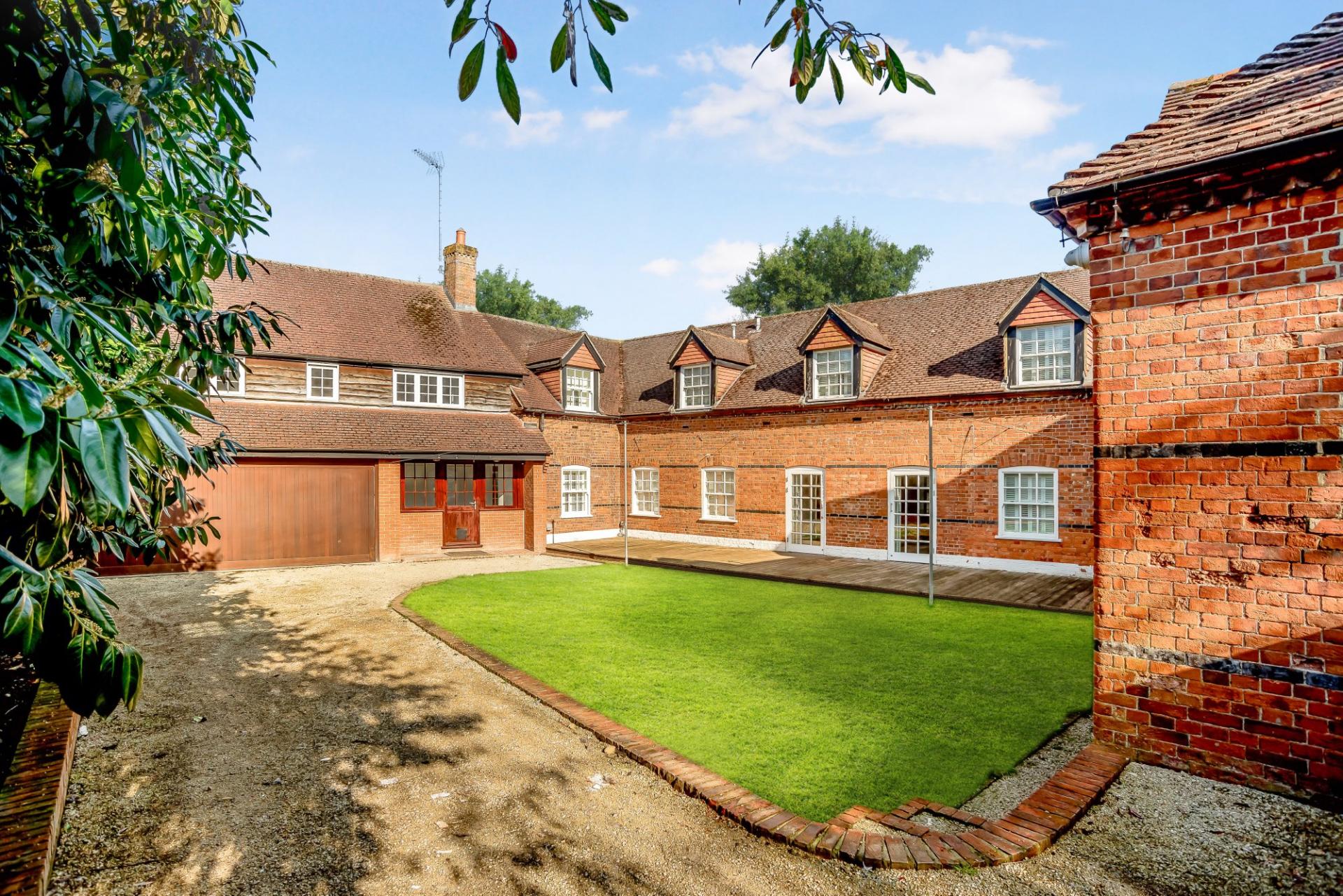 6 bedroom Detached House for sale in Newbury