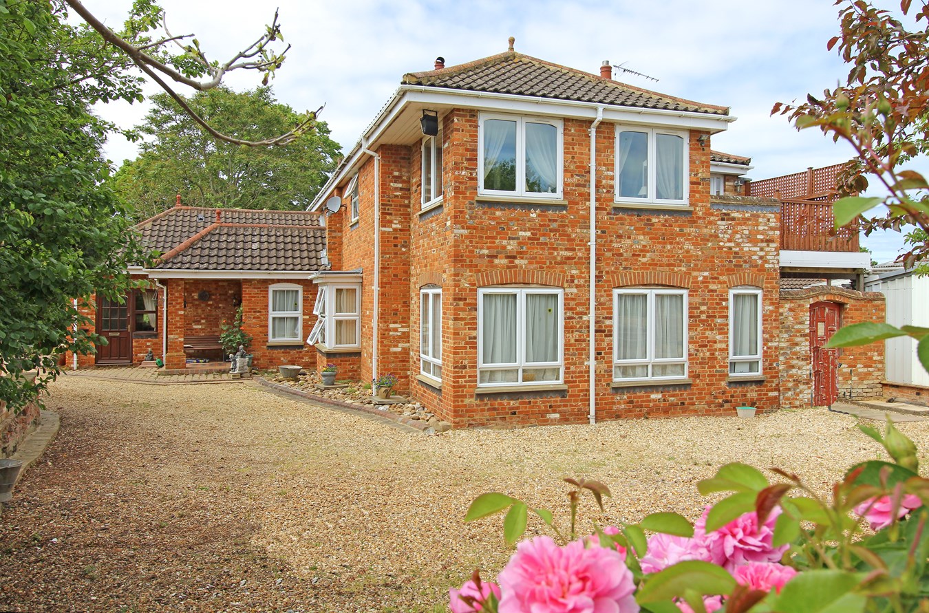 5 bedroom Detached House for sale in Henlow