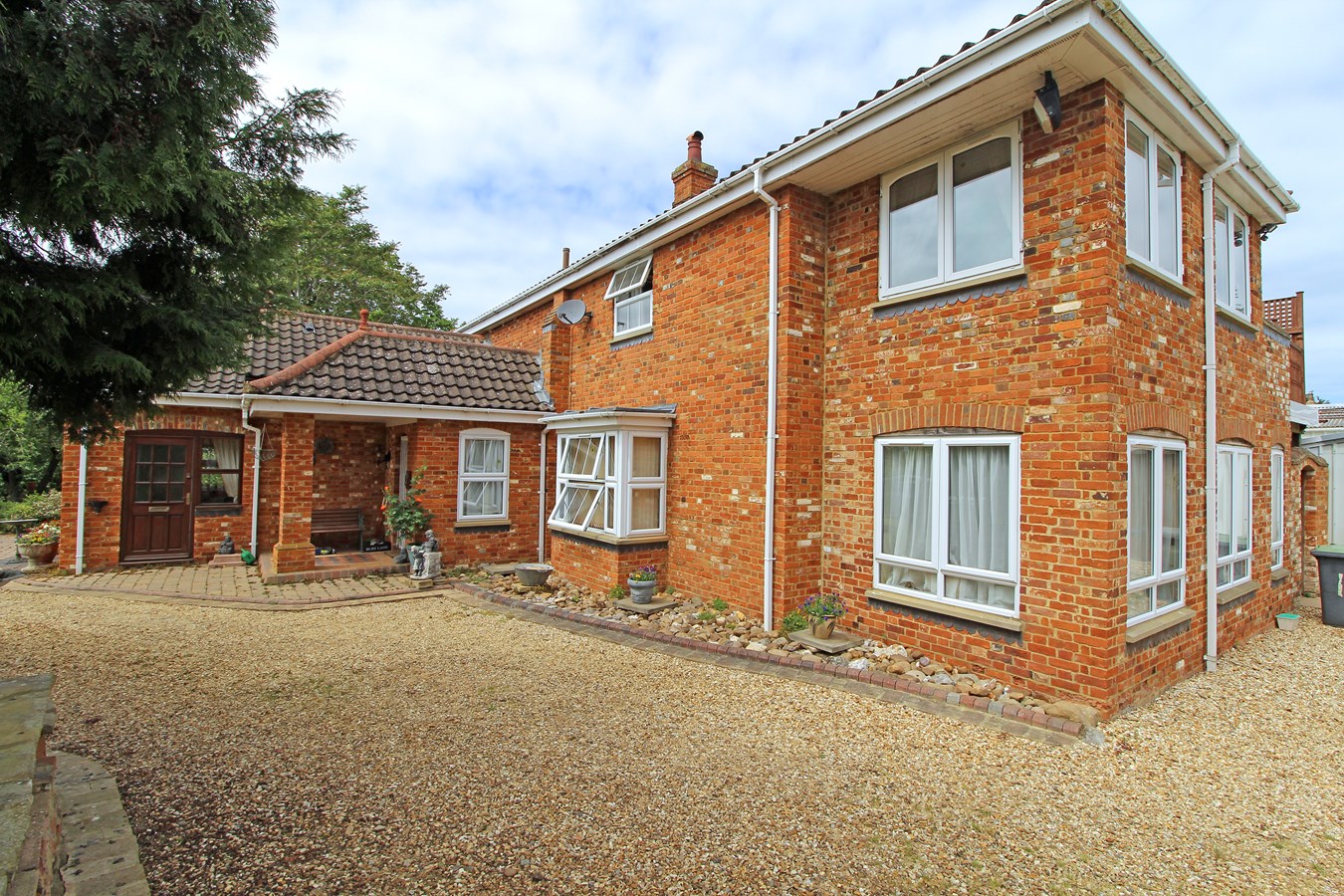 5 bedroom Detached House for sale in Henlow