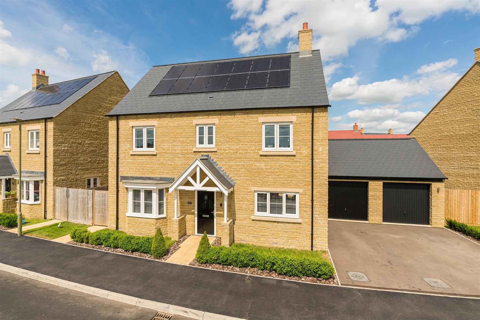 4 bedroom Detached House for sale in Ambrosden