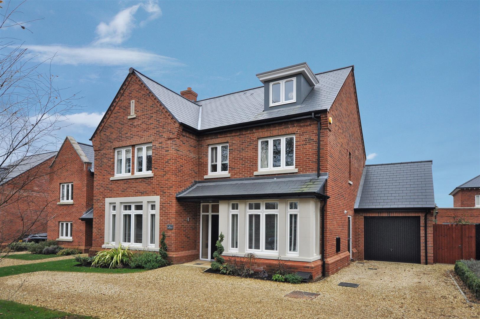 6 bedroom Detached House for sale in Heyford Park