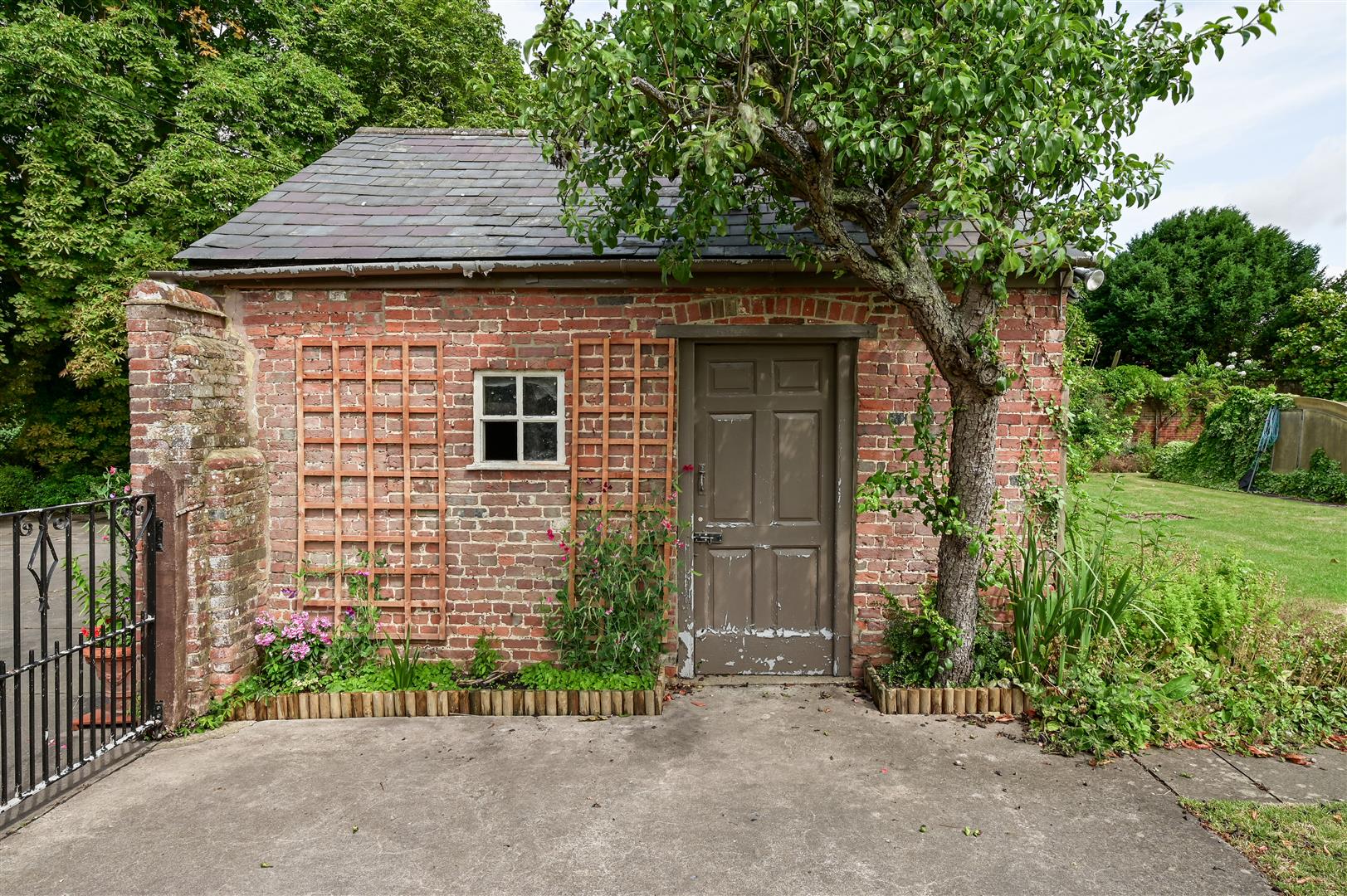 House for sale with 8 bedrooms, Buckingham Road, Hardwick Fine & Country