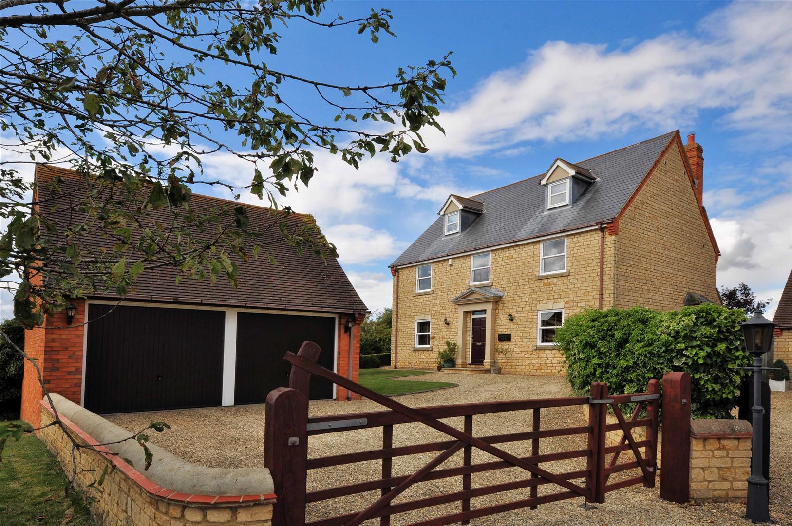 5 bedroom Detached House for sale in Brackley