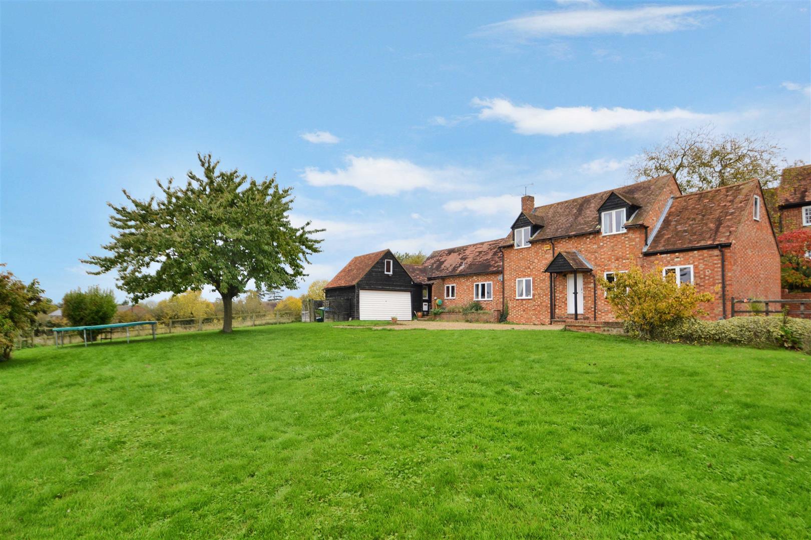 4 bedroom Detached House for sale in Aylesbury