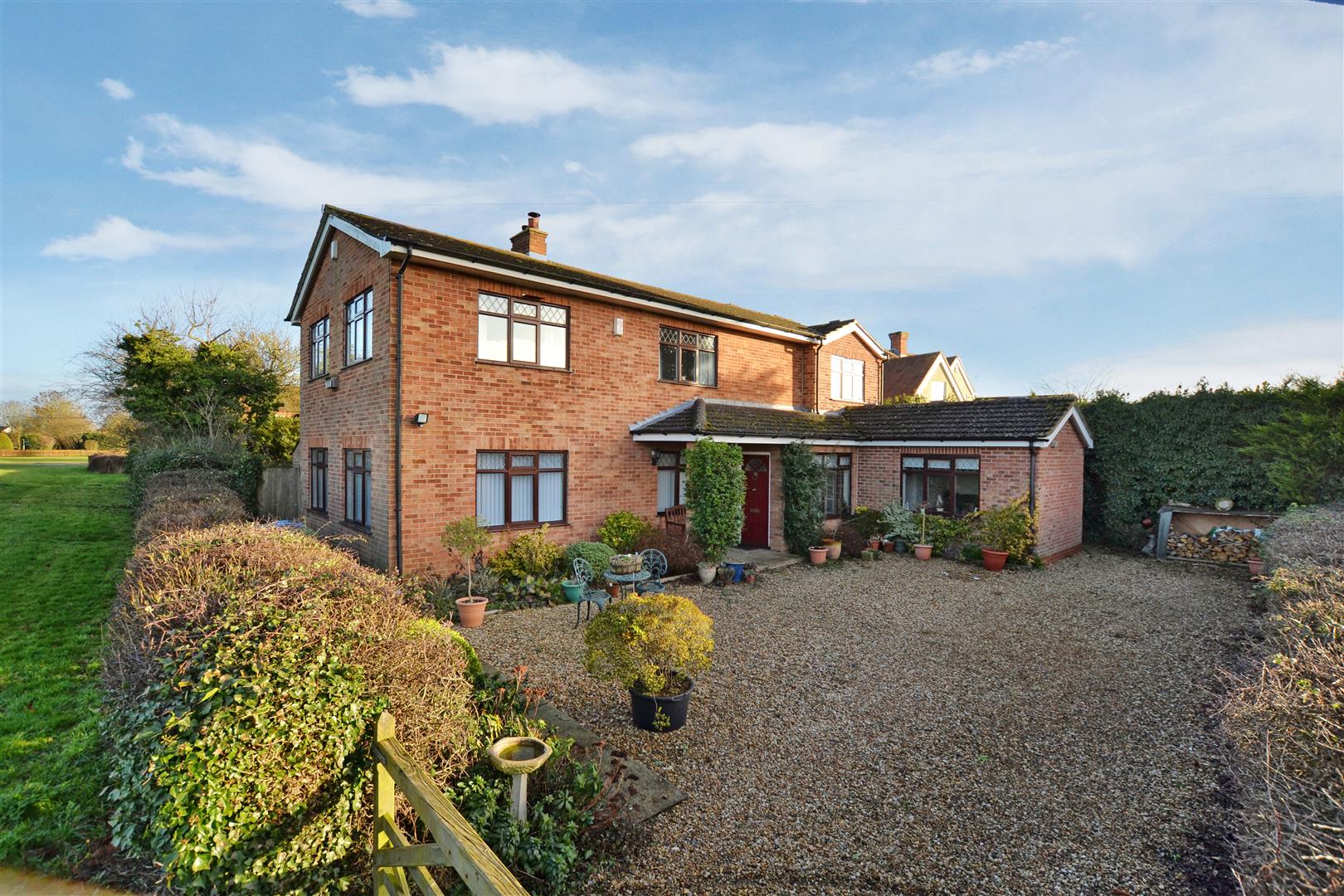 5 bedroom Detached House for sale in Ludgershall