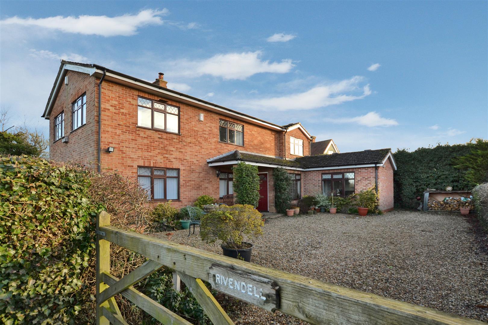 5 bedroom Detached House for sale in Ludgershall