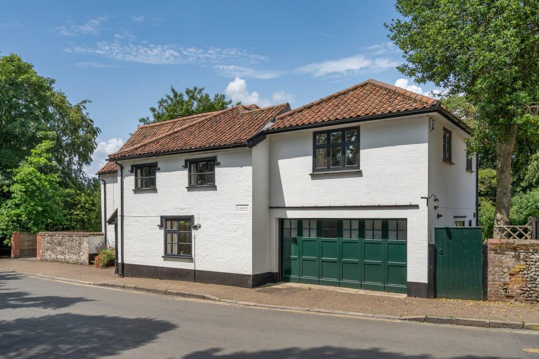 Detached House for sale with 5 bedrooms, Wymondham Fine & Country