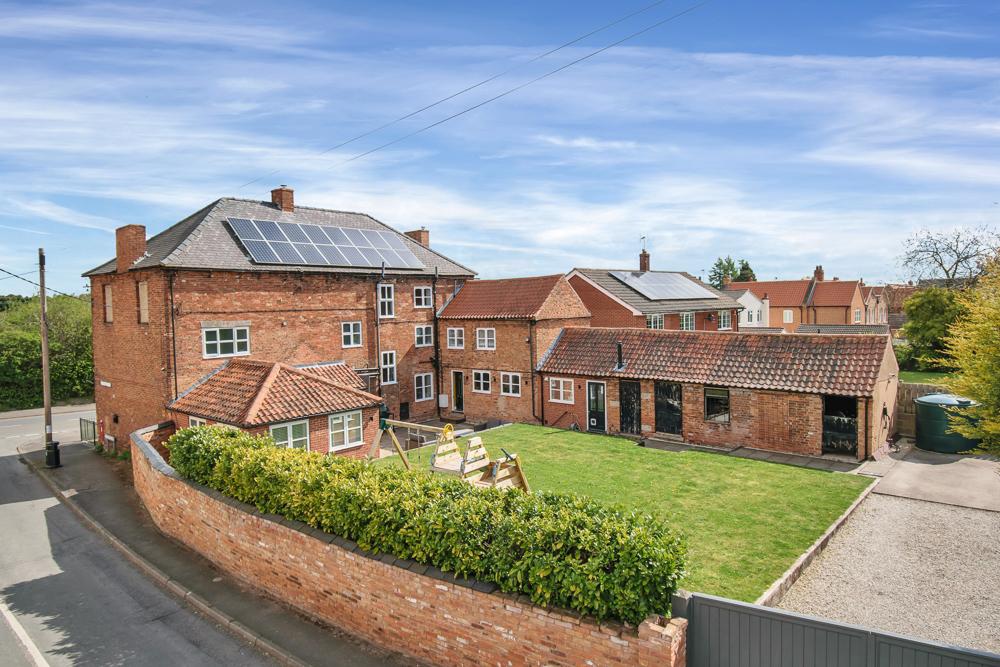 6 bedroom Detached House for sale in East Markham