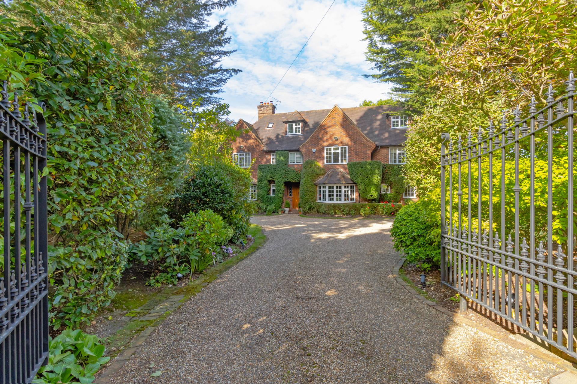 8 bedroom House for sale in Radlett