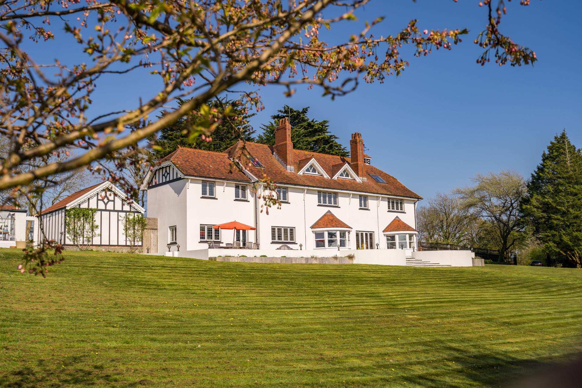 6 bedroom House With Land for sale in