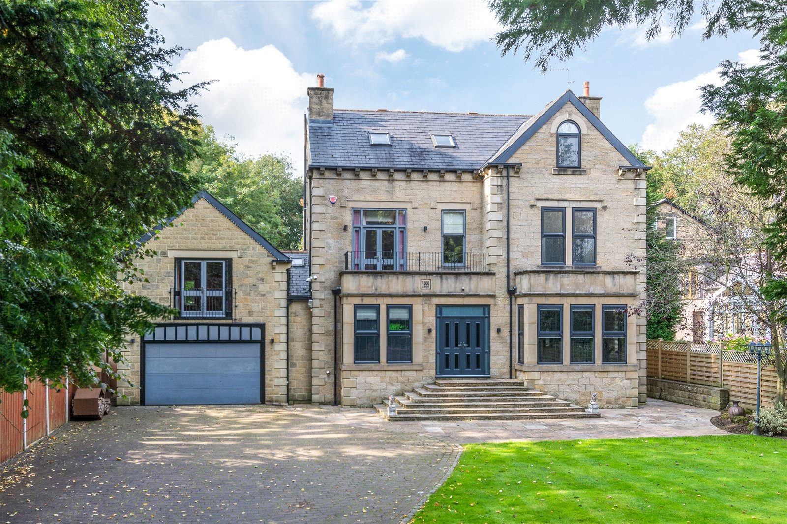 5 bedroom Detached House for sale in Leeds