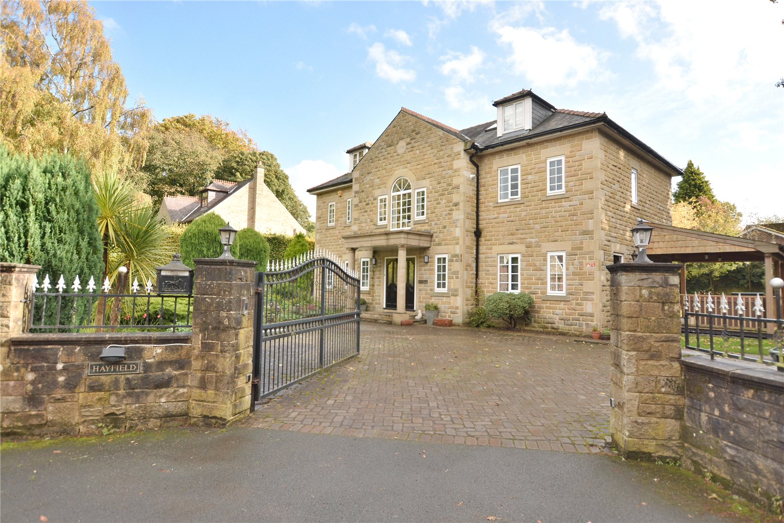6 bedroom Detached House for sale in Leeds