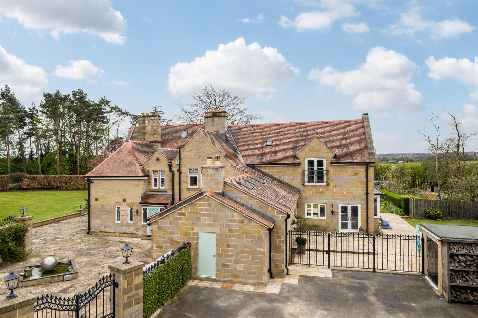 4 bedroom Detached House for sale in Pontefract