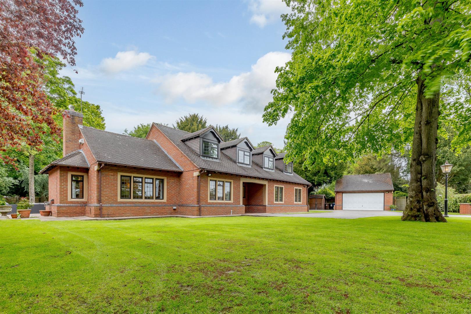 4 bedroom Detached Bungalow for sale in BurtonOnTrent