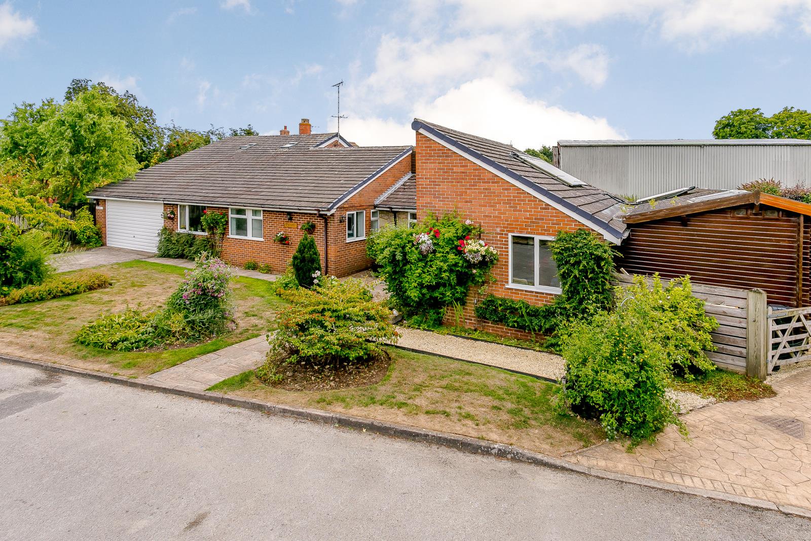 6 bedroom Detached House for sale in Ashbourne