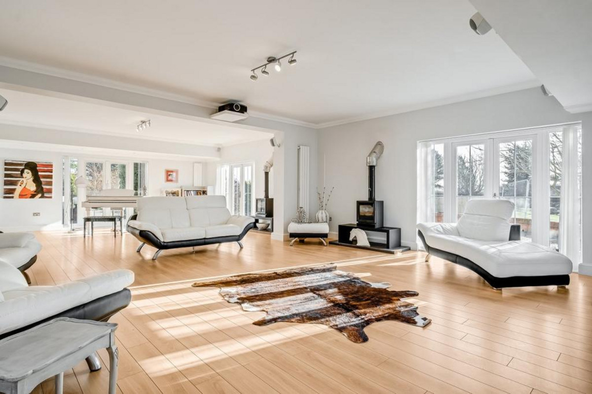 Detached House for sale with 6 bedrooms, The Knoll, Grendon Fine & Country