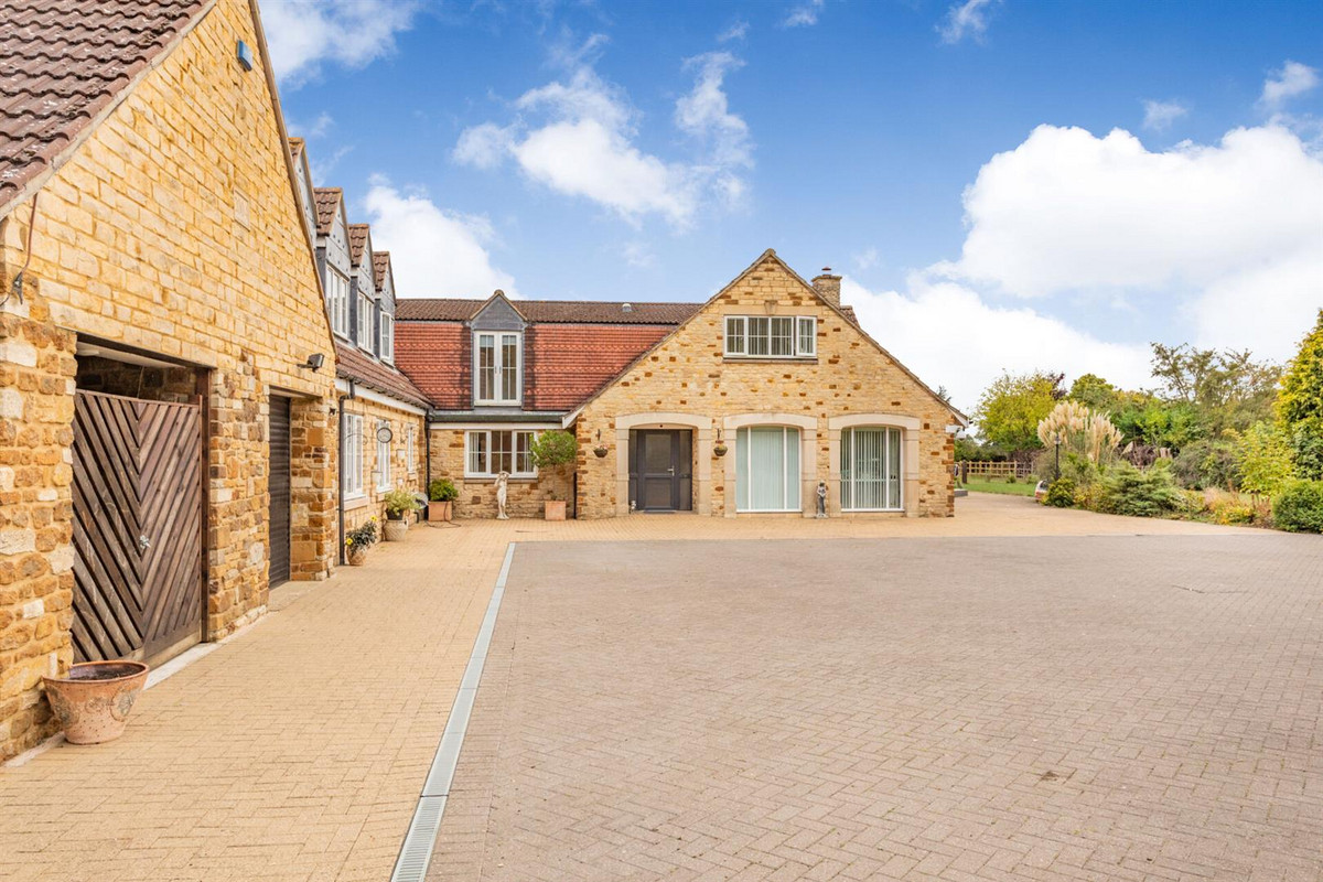 Detached House for sale with 6 bedrooms, The Knoll, Grendon Fine & Country