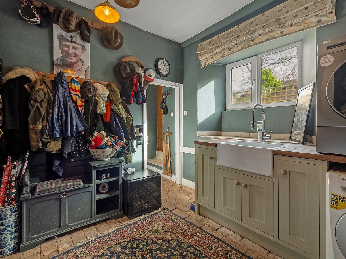 SemiDetached House for sale with 4 bedrooms, High Street, Denford