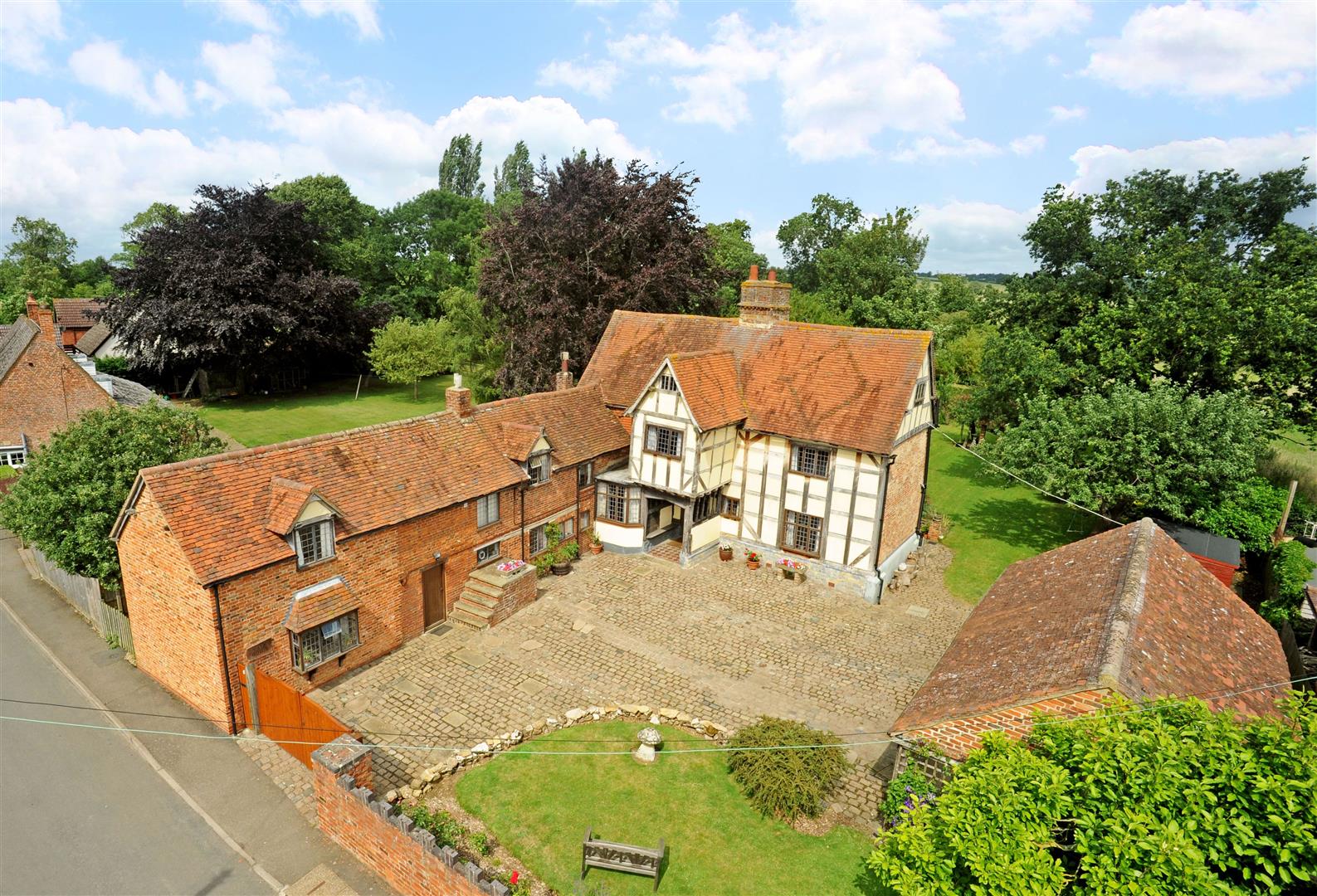 6 bedroom Detached House for sale in Rugby