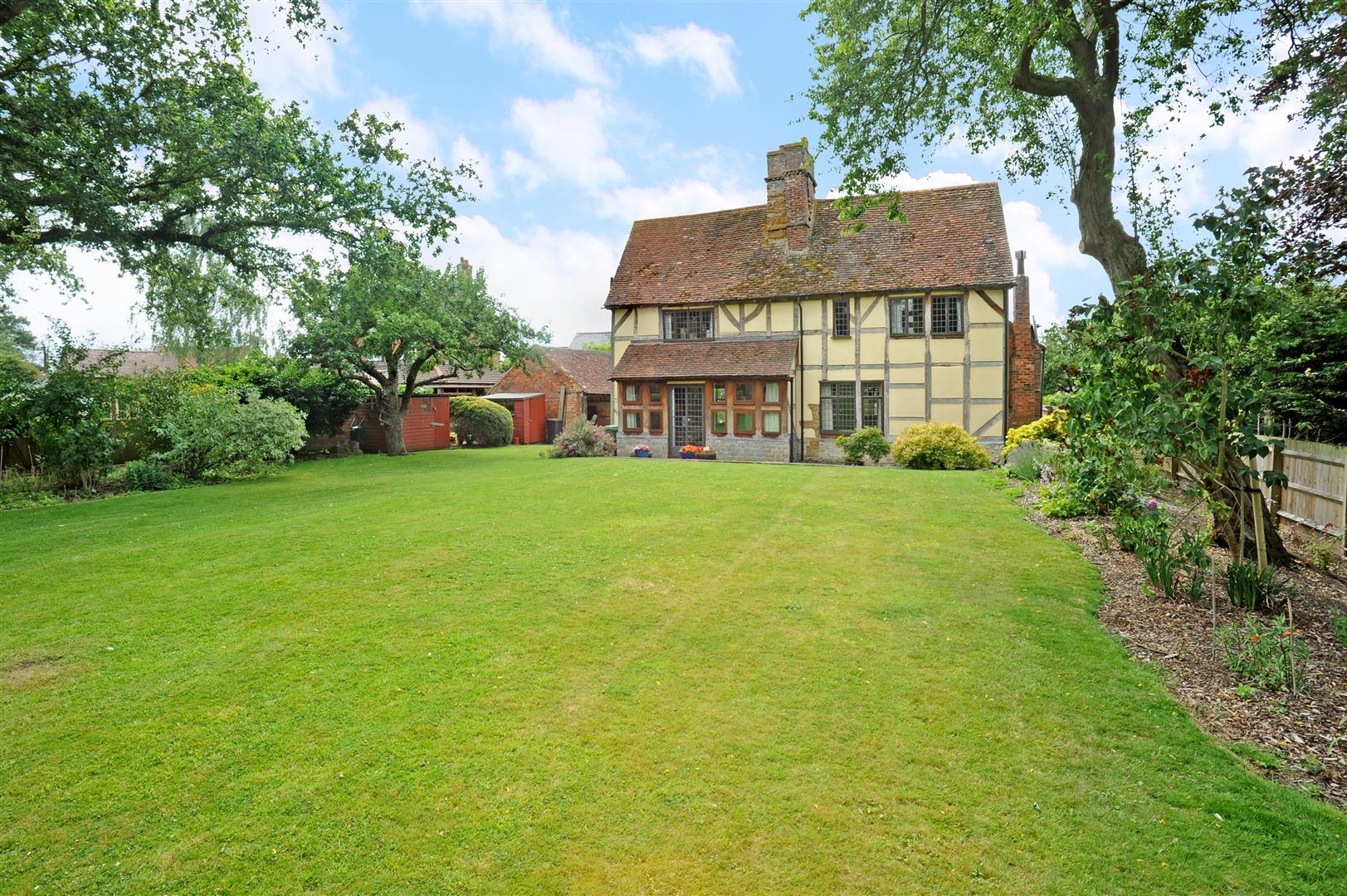 6 bedroom Detached House for sale in Rugby